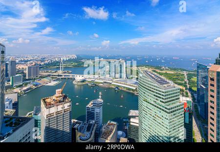 Viste verso l'iconica Marina Bay Sands, i negozi di Marina Bay Sands e il Museo ArtScience di Marina Bay, Singapore Foto Stock