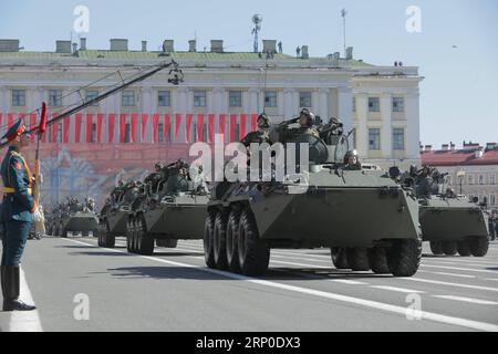 (180509) -- ST. PIETROBURGO, 9 maggio 2018 - veicoli militari marciano durante la parata del giorno della Vittoria a St. Pietroburgo in Russia, 9 maggio 2018. Il 73° anniversario della vittoria sulla Germania nazista nella seconda guerra mondiale è stato segnato qui mercoledì. ) (srb) RUSSIA-ST. PETERSBURG-VICTORY DAY-PARADE IrinaxMotina PUBLICATIONxNOTxINxCHN Foto Stock