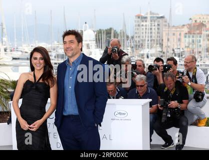 (180509) -- CANNES, 9 maggio 2018 -- l'attrice Penelope Cruz (L) e l'attore Javier Bardem partecipano alla photocall for Everybody Knows (Todos lo Saben) durante il 71° Festival annuale di Cannes al Palais des Festivals di Cannes, in Francia, il 9 maggio 2018. Il 71° Festival internazionale del cinema di Cannes è salito il sipario martedì con un raduno di professionisti del settore cinematografico e star del cinema diretti da tutto il mondo verso la Costa Azzurra. ) (srb) FRANCE-CANNES-FILM-PHOTO CALL LuoxHuanhuan PUBLICATIONxNOTxINxCHN Foto Stock