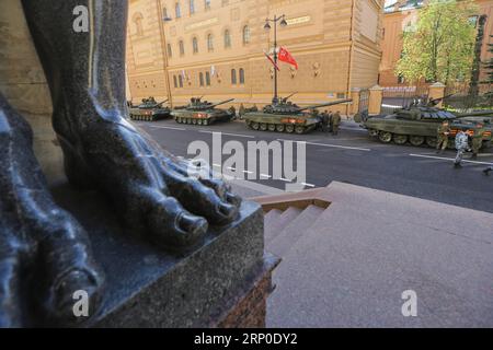 (180509) -- ST. PIETROBURGO, 9 maggio 2018 - i soldati russi si preparano per la parata del giorno della Vittoria a St. Pietroburgo in Russia, 9 maggio 2018. Il 73° anniversario della vittoria sulla Germania nazista nella seconda guerra mondiale è stato segnato qui mercoledì. ) (srb) RUSSIA-ST. PETERSBURG-VICTORY DAY-PARADE IrinaxMotina PUBLICATIONxNOTxINxCHN Foto Stock