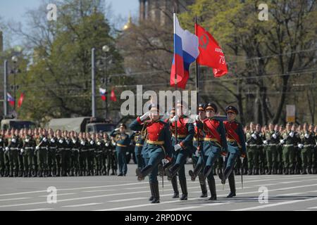 (180509) -- ST. PIETROBURGO, 9 maggio 2018 - i soldati russi marciano durante la parata del giorno della Vittoria a St. Pietroburgo in Russia, 9 maggio 2018. Il 73° anniversario della vittoria sulla Germania nazista nella seconda guerra mondiale è stato segnato qui mercoledì. ) (srb) RUSSIA-ST. PETERSBURG-VICTORY DAY-PARADE IrinaxMotina PUBLICATIONxNOTxINxCHN Foto Stock