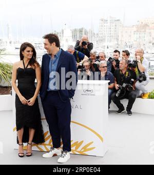 (180509) -- CANNES, 9 maggio 2018 -- l'attrice Penelope Cruz (L) e l'attore Javier Bardem partecipano alla photocall for Everybody Knows (Todos lo Saben) durante il 71° Festival annuale di Cannes al Palais des Festivals di Cannes, in Francia, il 9 maggio 2018. Il 71° Festival internazionale del cinema di Cannes è salito il sipario martedì con un raduno di professionisti del settore cinematografico e star del cinema diretti da tutto il mondo verso la Costa Azzurra. ) (srb) FRANCE-CANNES-FILM-PHOTO CALL LuoxHuanhuan PUBLICATIONxNOTxINxCHN Foto Stock