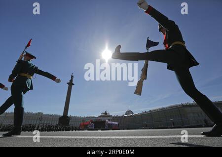 (180509) -- ST. PIETROBURGO, 9 maggio 2018 - i soldati russi marciano durante la parata del giorno della Vittoria a St. Pietroburgo in Russia, 9 maggio 2018. Il 73° anniversario della vittoria sulla Germania nazista nella seconda guerra mondiale è stato segnato qui mercoledì. ) (srb) RUSSIA-ST. PETERSBURG-VICTORY DAY-PARADE IrinaxMotina PUBLICATIONxNOTxINxCHN Foto Stock