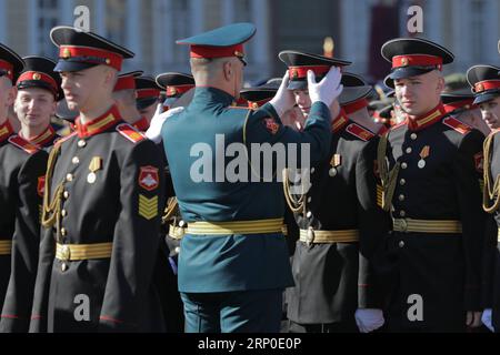 (180509) -- ST. PIETROBURGO, 9 maggio 2018 - i soldati russi si preparano per la parata del giorno della Vittoria a St. Pietroburgo in Russia, 9 maggio 2018. Il 73° anniversario della vittoria sulla Germania nazista nella seconda guerra mondiale è stato segnato qui mercoledì. ) (srb) RUSSIA-ST. PETERSBURG-VICTORY DAY-PARADE IrinaxMotina PUBLICATIONxNOTxINxCHN Foto Stock