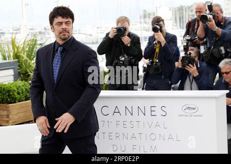 (180509) -- CANNES, 9 maggio 2018 -- il presidente della giuria delle Nazioni Unite Certain Regard Benicio del Toro partecipa al photocall della giuria un Certain Regard durante il 71° Festival annuale di Cannes al Palais des Festivals di Cannes, in Francia, il 9 maggio 2018. )(SRB) FRANCE-CANNES-UN CERTAIN REGARD-JURY MEMBERS-PHOTO CALL LUOXHUANHUAN PUBLICATIONXNOTXINXCHN Foto Stock