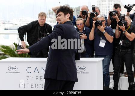 (180509) -- CANNES, 9 maggio 2018 -- il presidente della giuria delle Nazioni Unite Certain Regard Benicio del Toro partecipa al photocall della giuria un Certain Regard durante il 71° Festival annuale di Cannes al Palais des Festivals di Cannes, in Francia, il 9 maggio 2018. )(SRB) FRANCE-CANNES-UN CERTAIN REGARD-JURY MEMBERS-PHOTO CALL LUOXHUANHUAN PUBLICATIONXNOTXINXCHN Foto Stock