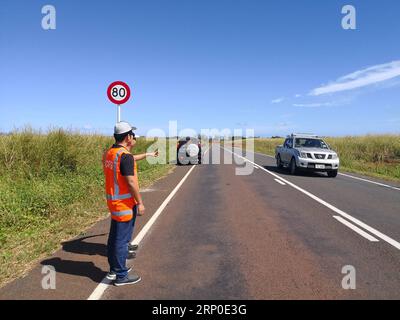 (180509) - SUVA, 9 maggio 2018 - Un lavoratore cinese ispeziona la strada Nabouwalu a Raula, Figi, 29 aprile 2018. Grazie alla costruzione e all'aggiornamento di un'azienda cinese, la strada di Nabouwalu, un tempo polverosa nella stagione secca e impantanata nella stagione delle piogge, è diventata un'autostrada moderna e di alta qualità.) (srb) FIJI-SUVA-CHINA BUILT ROADS ZhangxYongxing PUBLICATIONxNOTxINxCHN Foto Stock