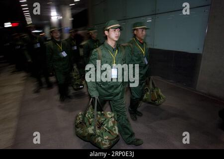 (180509) -- CHENGDU, 9 maggio 2018 -- la foto del file scattata il 12 dicembre 2008 mostra Jiang Yuhang, come nuova recluta, che arriva alla stazione ferroviaria di Shanghai, nella Cina orientale. Il 17 maggio 2008, Jiang, un dipendente dell'amministrazione stradale di 20 anni, fu estromesso dai vigili del fuoco, 123 ore dopo essere rimasto intrappolato nelle macerie della cittadina di Yingxiu della contea di Wenchuan, nella provincia del Sichuan della Cina sud-occidentale. Jiang è sopravvissuto al terremoto di magnitudo 8,0 che ha colpito la contea di Sichuan S Wenchuan il 12 maggio 2008. Il terremoto ha lasciato più di 69.000 morti, 374.000 feriti, 18.000 dispersi e milioni di ore Foto Stock