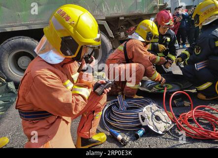 (180509) -- CHENGDU, 9 maggio 2018 () -- la foto del file scattata il 5 febbraio 2018 mostra Jiang Yuhang (1st L) che partecipa a una missione di salvataggio in un luogo di incidente stradale a Shanghai, nella Cina orientale. Il 17 maggio 2008, Jiang, un dipendente dell'amministrazione stradale di 20 anni, fu estromesso dai vigili del fuoco, 123 ore dopo essere rimasto intrappolato nelle macerie della cittadina di Yingxiu della contea di Wenchuan, nella provincia del Sichuan della Cina sud-occidentale. Jiang è sopravvissuto al terremoto di magnitudo 8,0 che ha colpito la contea di Sichuan S Wenchuan il 12 maggio 2008. Il terremoto ha lasciato più di 69.000 morti, 374.000 feriti, 18.000 dispersi e m Foto Stock