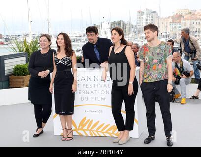 (180509) -- CANNES, 9 maggio 2018 -- Benicio del Toro (C) presidente della giuria delle Nazioni Unite Certain Regard e altri membri della giuria partecipano al photocall della giuria un Certain Regard durante il 71° Festival annuale di Cannes al Palais des Festivals di Cannes, in Francia, il 9 maggio 2018. )(SRB) FRANCE-CANNES-UN CERTAIN REGARD-JURY MEMBERS-PHOTO CALL LUOXHUANHUAN PUBLICATIONXNOTXINXCHN Foto Stock