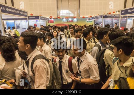 (180510) -- KOLKATA, 10 maggio 2018 -- gli studenti partecipano alla seconda esposizione cinese dell'istruzione superiore organizzata dal Consolato generale della Cina a Calcutta in collaborazione con la Scuola di lingua cinese di Calcutta, India, il 10 maggio 2018. )(rh) INDIA-CALCUTTA-CHINESE HIGHER EDUCATION EXPO TumpaxMondal PUBLICATIONxNOTxINxCHN Foto Stock
