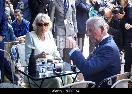 (180510) -- ATENE, 10 maggio 2018 -- il principe Carlo (R) della Gran Bretagna e sua moglie Camilla (L) visitano il centro di Atene, Grecia, il 10 maggio 2018. Il principe Carlo e sua moglie Camilla, duchessa di Cornovaglia, sono in visita ufficiale di tre giorni in Grecia. )(rh) GRECIA-ATENE-PRINCE CHARLES-VISIT MariosxLolos PUBLICATIONxNOTxINxCHN Foto Stock