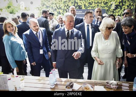 (180510) -- ATENE, 10 maggio 2018 -- il principe Carlo (3rd R) della Gran Bretagna e sua moglie Camilla (2nd R) visitano il centro di Atene, Grecia, il 10 maggio 2018. Il principe Carlo e sua moglie Camilla, duchessa di Cornovaglia, sono in visita ufficiale di tre giorni in Grecia. )(rh) GRECIA-ATENE-PRINCE CHARLES-VISIT MariosxLolos PUBLICATIONxNOTxINxCHN Foto Stock