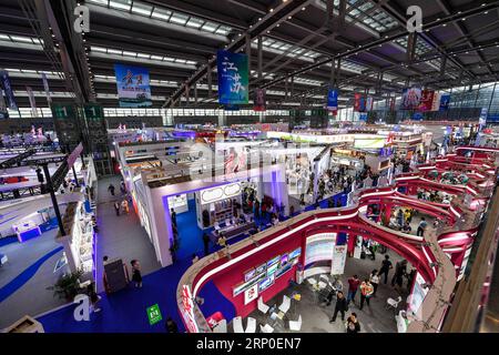 (180510) -- SHENZHEN, 10 maggio 2018 -- visita alla 14a Fiera industriale culturale internazionale della Cina (Shenzhen) a Shenzhen, nella provincia del Guangdong della Cina meridionale, 10 maggio 2018. La Fiera ha aperto qui il giovedì.) (Lb) CHINA-GUANGDONG-SHENZHEN-CULTURAL FAIR (CN) MaoxSiqian PUBLICATIONxNOTxINxCHN Foto Stock