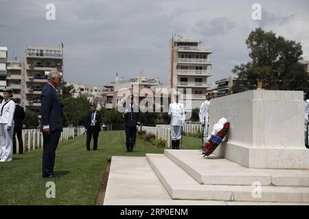 (180510) -- ATENE, 10 maggio 2018 -- il principe Carlo della Gran Bretagna (fronte) offre una corona mentre visita le Graves del Commonwealth, ad Atene, in Grecia, il 10 maggio 2018. )(rh) GRECIA-ATENE-PRINCIPE CARLO-VISITA AlkisxKostantinidis PUBLICATIONxNOTxINxCHN Foto Stock