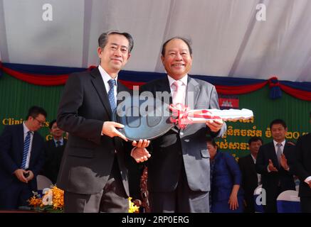 (180510) -- PHNOM PENH, 10 maggio 2018 -- l'ambasciatore cinese in Cambogia Xiong Bo (L) consegna una chiave simbolica al ministro della salute cambogiano Mam Bunheng a Phnom Penh, Cambogia, il 10 maggio 2018. La Cina giovedì ha consegnato il primo lotto di 20 cliniche mobili in Cambogia al fine di servire le comunità rurali del paese, hanno detto i funzionari. ) (Zxj) CAMBOGIA-PHNOM PENH-CHINA-MOBILE CLINICS maoxpengfei PUBLICATIONxNOTxINxCHN Foto Stock