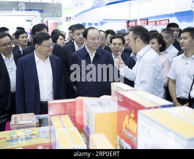 (180510) -- SHENZHEN, 10 maggio 2018 -- Huang Kunming (C), membro dell'Ufficio politico del Comitato centrale del Partito Comunista Cinese (CPC) e capo del dipartimento pubblicitario del Comitato centrale del PCC, effettua un tour di ispezione alla 14a Fiera Internazionale delle industrie culturali della Cina (ICIF) che si tiene a Shenzhen, nella provincia del Guangdong della Cina meridionale, il 10 maggio 2018. Huang ha partecipato a un simposio sull'approfondimento della riforma strutturale del settore culturale qui giovedì. ) (Sxk) CHINA-SHENZHEN-HUANG KUNMING-CULTURAL REFORM-MEETING (CN) DingxHaitao PUBLICATIONxNOTxINxCHN Foto Stock