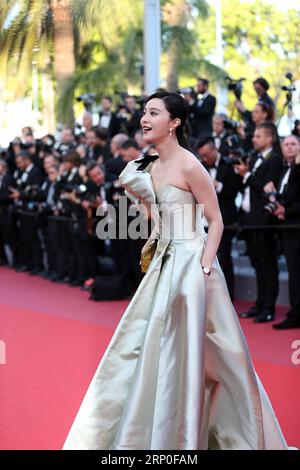 (180511) -- CANNES, 11 maggio 2018 -- l'attrice cinese fan Bingbing posa sul tappeto rosso prima della première del film cinese Ash is Purest White al 71° Festival di Cannes, in Francia, l'11 maggio 2018. Il 71° Festival di Cannes si tiene dall'8 al 19 maggio. ) FRANCE-CANNES-FILM FESTIVAL- ASH IS PUREST WHITE -PREMIERE LUOXHUANHUAN PUBLICATIONXNOTXINXCHN Foto Stock