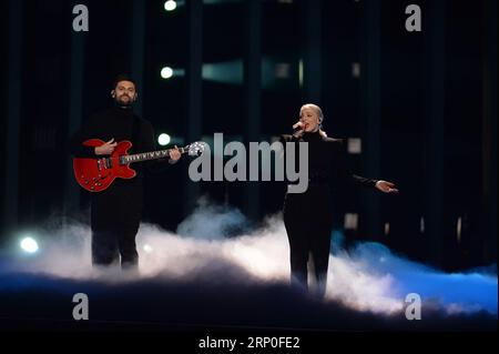 (180512) -- LISBONA, 12 maggio 2018 -- il duo francese Madame Monsieur si esibisce durante le prove generali per la Grand Final dell'Eurovision Song Contest 2018 presso la sala Alice Arena di Lisbona, Portogallo, 11 maggio 2018. ) (dtf) PORTUFAL-LISBONA-EUROVISION SONG CONTEST-PROVE ZhangxLiyun PUBLICATIONxNOTxINxCHN Foto Stock