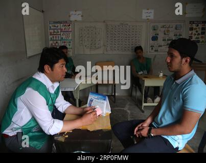 (180512) -- KABUL, 12 maggio 2018 -- un uomo afghano parla con un lavoratore della commissione elettorale (L) in un centro di registrazione degli elettori a Kabul, capitale dell'Afghanistan, 12 maggio 2018. La Commissione elettorale afghana (CEI) ha esteso la registrazione degli elettori per le elezioni parlamentari e dei consigli distrettuali, da tempo ritardate, previste per il 20 ottobre, per consentire agli elettori più idonei di registrarsi, ha detto la CEI venerdì. Rahmat Alizadah) (srb) AFGHANISTAN-KABUL-VOTER REGISTRATION-EXTENSION XinhuaxKabul PUBLICATIONxNOTxINxCHN Foto Stock