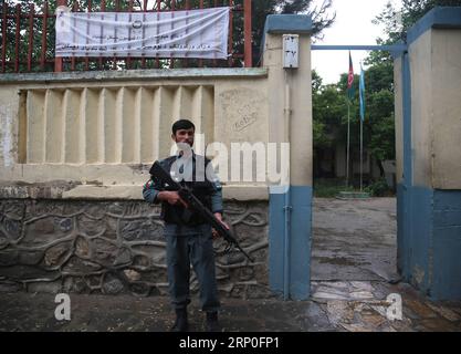 (180512) -- KABUL, 12 maggio 2018 -- un poliziotto afghano è in guardia davanti a un centro di registrazione degli elettori a Kabul, capitale dell'Afghanistan, 12 maggio 2018. La Commissione elettorale afghana (CEI) ha esteso la registrazione degli elettori per le elezioni parlamentari e dei consigli distrettuali, da tempo ritardate, previste per il 20 ottobre, per consentire agli elettori più idonei di registrarsi, ha detto la CEI venerdì. Rahmat Alizadah) (srb) AFGHANISTAN-KABUL-VOTER REGISTRATION-EXTENSION XinhuaxKabul PUBLICATIONxNOTxINxCHN Foto Stock