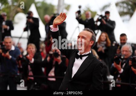 (180513) -- CANNES, 13 maggio 2018 -- l'attore italiano Roberto Benigni posa sul Red carpet per la prima del film Happy as Lazzaro (Lazzaro felice) al 71° Festival internazionale del cinema di Cannes, Francia, il 13 maggio 2018. Il 71° Festival internazionale del cinema di Cannes si tiene qui dall'8 al 19 maggio. ) FRANCIA-CANNES-FILM FESTIVAL-LAZZARO FELICE-PREMIERE LUOXHUANHUAN PUBLICATIONXNOTXINXCHN Foto Stock