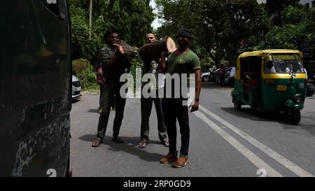 (180514) -- NUOVA DELHI, 14 maggio 2018 -- i lavoratori puliscono gli alberi danneggiati a nuova Delhi, India, 14 maggio 2018. Il bilancio delle vittime è salito a 65 in tutta l'India dopo tempeste di polvere, temporali e pioggia accompagnati da venti raffiche hanno colpito molti stati, i funzionari hanno detto lunedì. ) (ly) INDIA-NUOVA DELHI-TEMPESTA ZhangxXijie PUBLICATIONxNOTxINxCHN Foto Stock