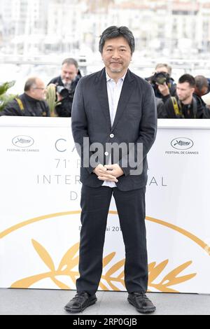 (180514) -- CANNES, 14 maggio 2018 -- il regista Koreeeda Hirokazu posa durante una photocall per il film giapponese Shoplifters al 71° Festival internazionale del cinema di Cannes, in Francia, il 14 maggio 2018. Il 71° Festival internazionale del cinema di Cannes si tiene dall'8 al 19 maggio. ) (HY) FRANCIA-CANNES-71° FESTIVAL INTERNAZIONALE DEL CINEMA- SHOPLIFTERS -PHOTOCALL CHENXYICHEN PUBLICATIONXNOTXINXCHN Foto Stock