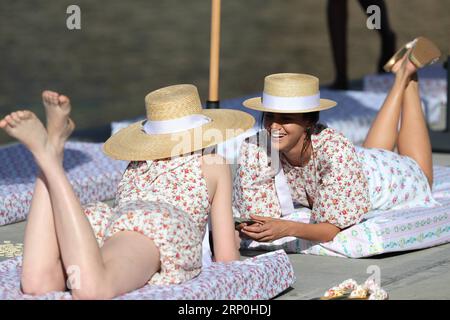 (180515) -- SYDNEY, 15 maggio 2018 -- Models presentano le creazioni di Emilia Wickstead durante la Mercedes-Benz Fashion Week Australia a Coogee Beach di Sydney, Australia, il 15 maggio 2018. ) (dtf) AUSTRALIA-SYDNEY-SETTIMANA DELLA MODA-EMILIA WICKSTEAD BaixXuefei PUBLICATIONxNOTxINxCHN Foto Stock