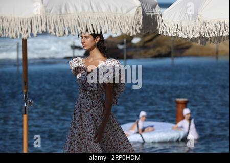 (180515) -- SYDNEY, 15 maggio 2018 -- A Model Presents a Creation of Emilia Wickstead durante la Mercedes-Benz Fashion Week Australia a Coogee Beach di Sydney, Australia, il 15 maggio 2018. ) (dtf) AUSTRALIA-SYDNEY-SETTIMANA DELLA MODA-EMILIA WICKSTEAD BaixXuefei PUBLICATIONxNOTxINxCHN Foto Stock