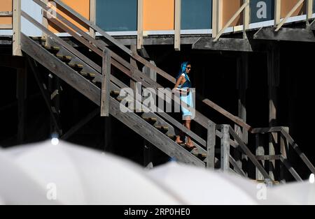 (180515) -- SYDNEY, 15 maggio 2018 -- A Model Presents a Creation of Emilia Wickstead durante la Mercedes-Benz Fashion Week Australia a Coogee Beach di Sydney, Australia, il 15 maggio 2018. ) (dtf) AUSTRALIA-SYDNEY-SETTIMANA DELLA MODA-EMILIA WICKSTEAD BaixXuefei PUBLICATIONxNOTxINxCHN Foto Stock