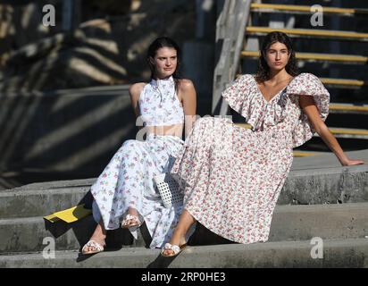 (180515) -- SYDNEY, 15 maggio 2018 -- Models presentano le creazioni di Emilia Wickstead durante la Mercedes-Benz Fashion Week Australia a Coogee Beach di Sydney, Australia, il 15 maggio 2018. ) (dtf) AUSTRALIA-SYDNEY-SETTIMANA DELLA MODA-EMILIA WICKSTEAD BaixXuefei PUBLICATIONxNOTxINxCHN Foto Stock
