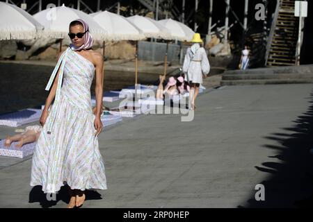 (180515) -- SYDNEY, 15 maggio 2018 -- Models presentano le creazioni di Emilia Wickstead durante la Mercedes-Benz Fashion Week Australia a Coogee Beach di Sydney, Australia, il 15 maggio 2018. ) (dtf) AUSTRALIA-SYDNEY-SETTIMANA DELLA MODA-EMILIA WICKSTEAD BaixXuefei PUBLICATIONxNOTxINxCHN Foto Stock