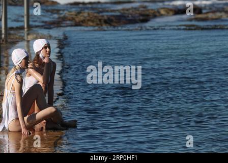 (180515) -- SYDNEY, 15 maggio 2018 -- Models presentano le creazioni di Emilia Wickstead durante la Mercedes-Benz Fashion Week Australia a Coogee Beach di Sydney, Australia, il 15 maggio 2018. ) (dtf) AUSTRALIA-SYDNEY-SETTIMANA DELLA MODA-EMILIA WICKSTEAD BaixXuefei PUBLICATIONxNOTxINxCHN Foto Stock