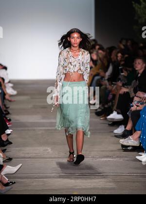 (180515) -- SYDNEY, 15 maggio 2018 -- Un modello presenta una creazione di Hansen & Gretel durante la Mercedes-Benz Fashion Week Australia a Sydney, Australia, 15 maggio 2018. ) (dtf) AUSTRALIA-SYDNEY-SETTIMANA DELLA MODA ZhuxHongye PUBLICATIONxNOTxINxCHN Foto Stock