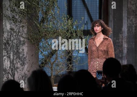 (180515) -- SYDNEY, 15 maggio 2018 -- Un modello presenta una creazione di Hansen & Gretel durante la Mercedes-Benz Fashion Week Australia a Sydney, Australia, 15 maggio 2018. ) (dtf) AUSTRALIA-SYDNEY-SETTIMANA DELLA MODA ZhuxHongye PUBLICATIONxNOTxINxCHN Foto Stock