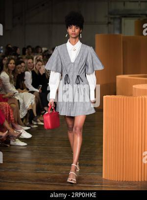 (180515) -- SYDNEY, 15 maggio 2018 -- Un modello presenta una creazione di C/Meo Collective durante la Mercedes-Benz Fashion Week Australia a Sydney, Australia, 15 maggio 2018. ) (dtf) AUSTRALIA-SYDNEY-SETTIMANA DELLA MODA ZhuxHongye PUBLICATIONxNOTxINxCHN Foto Stock