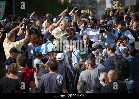 (180515) -- PECHINO, 15 maggio 2018 -- i manifestanti si scontrano con la polizia israeliana durante una manifestazione contro la nuova ambasciata degli Stati Uniti a Gerusalemme, il 14 maggio 2018.) (zf) Xinhua titoli: Spostare l'ambasciata degli Stati Uniti a Gerusalemme aggrava il caos dei Mideast GuoxYu PUBLICATIONxNOTxINxCHN Foto Stock