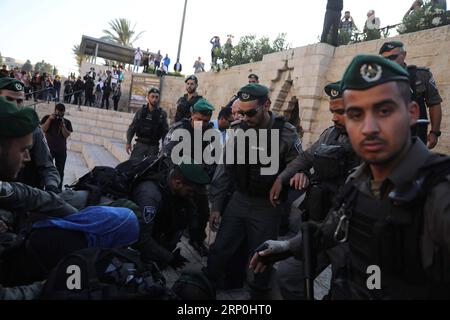 (180515) -- GERUSALEMME, 15 maggio 2018 -- i manifestanti palestinesi si scontrano con le forze di sicurezza israeliane durante una protesta nei pressi della porta Damasco della città Vecchia di Gerusalemme, il 15 maggio 2018. I palestinesi di martedì hanno segnato il Nakba Day, o il giorno della catastrofe, per chiedere i loro diritti di ritorno alle case occupate da Israele nella guerra del 1948. ) MIDEAST-JERUSALEM-PROTEST MuammarxAwad PUBLICATIONxNOTxINxCHN Foto Stock