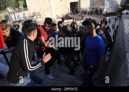 (180515) -- GERUSALEMME, 15 maggio 2018 -- i manifestanti palestinesi si scontrano con le forze di sicurezza israeliane durante una protesta nei pressi della porta Damasco della città Vecchia di Gerusalemme, il 15 maggio 2018. I palestinesi di martedì hanno segnato il Nakba Day, o il giorno della catastrofe, per chiedere i loro diritti di ritorno alle case occupate da Israele nella guerra del 1948. ) MIDEAST-JERUSALEM-PROTEST MuammarxAwad PUBLICATIONxNOTxINxCHN Foto Stock