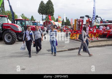 (180515) -- NOVI SAD (SERBIA), 15 maggio 2018 -- la gente visita la fiera agricola Novi Sad a Novi Sad, Serbia, il 15 maggio 2018. La fiera che attira oltre 1.500 espositori provenienti da 30 paesi e regioni ha aperto martedì e durerà fino al 21 maggio. ) SERBIA-NOVI SAD-FIERA AGRICOLA NemanjaxCabric PUBLICATIONxNOTxINxCHN Foto Stock