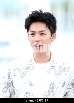 (180516) -- CANNES, 16 maggio 2018 -- l'attore li Hongqi partecipa al photocall per il lungo viaggio nella notte durante il 71° Festival internazionale del cinema di Cannes, in Francia, il 16 maggio 2018. ) (DTF) FRANCIA-FESTIVAL DI CANNES-LUNGHISSIMA GIORNATA DI VIAGGIO NELLA NOTTE LUOXHUANHUAN PUBLICATIONXNOTXINXCHN Foto Stock