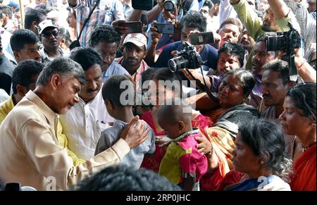 (180516) -- NUOVA DELHI, 16 maggio 2018 () -- il primo ministro dello stato dell'Andhra Pradesh N. Chandrababu Naidu (1st L, front) consola i familiari dei passeggeri in un incidente nautico avvenuto in Andhra Pradesh, India, il 16 maggio 2018. Secondo quanto riferito, almeno 23 persone erano scomparse dopo che una barca che le trasportava si è capovolta martedì nello stato indiano meridionale dell'Andhra Pradesh, i funzionari hanno detto. () INDIA-ANDHRA PRADESH-INCIDENTE NAVALE Xinhua PUBLICATIONxNOTxINxCHN Foto Stock