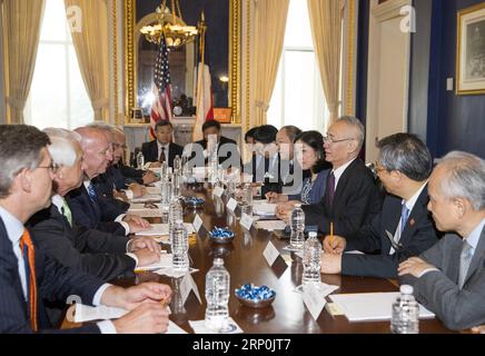 (180517) -- WASHINGTON, 17 maggio 2018 -- inviato speciale del presidente cinese Xi Jinping e vice primo ministro Liu He (3rd R), anche membro dell'Ufficio politico del Comitato centrale del Partito Comunista Cinese e capo della parte cinese del dialogo economico globale Cina-USA, incontra Kevin Brady (3rd L), presidente della House Ways and Means Committee, a Washington, negli Stati Uniti, il 16 maggio 2018. )(axy) U.S.-WASHINGTON-CHINA-LIU HE-VISIT WangxYing PUBLICATIONxNOTxINxCHN Foto Stock