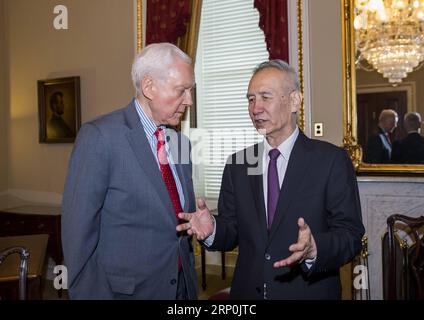 (180517) -- WASHINGTON, 17 maggio 2018 -- inviato speciale del presidente cinese Xi Jinping e vice primo ministro Liu He (R), anche membro dell'Ufficio politico del Comitato centrale del Partito Comunista Cinese e capo della parte cinese del dialogo economico globale Cina-Stati Uniti, incontra Orrin Hatch, presidente pro tempore del Senato e presidente del comitato finanziario del Senato, a Washington, negli Stati Uniti, il 16 maggio 2018. )(axy) U.S.-WASHINGTON-CHINA-LIU HE-VISIT WangxYing PUBLICATIONxNOTxINxCHN Foto Stock