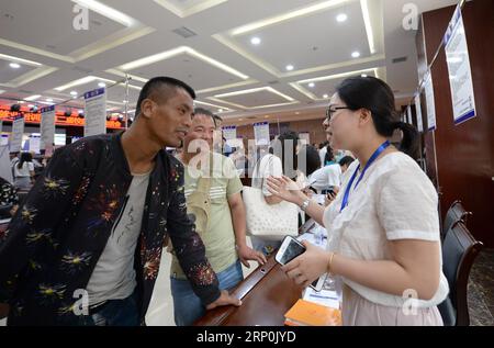 (180517) -- XI AN, 17 maggio 2018 -- le persone chiedono informazioni durante una fiera del lavoro per i disabili a Xi An, capitale della provincia dello Shaanxi della Cina nord-occidentale, 17 maggio 2018. Giovedì si è tenuta qui una fiera del lavoro per i disabili, durante la quale sono stati offerti 685 posti di lavoro vacanti e 185 opportunità di formazione gratuite. ) (Zwx) CHINA-SHAANXI-JOB FAIR FOR THE HANDICAP (CN) LixYibo PUBLICATIONxNOTxINxCHN Foto Stock