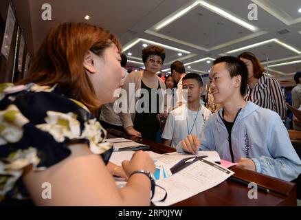 (180517) -- XI AN, 17 maggio 2018 -- le persone chiedono informazioni durante una fiera del lavoro per i disabili a Xi An, capitale della provincia dello Shaanxi della Cina nord-occidentale, 17 maggio 2018. Giovedì si è tenuta qui una fiera del lavoro per i disabili, durante la quale sono stati offerti 685 posti di lavoro vacanti e 185 opportunità di formazione gratuite. ) (Zwx) CHINA-SHAANXI-JOB FAIR FOR THE HANDICAP (CN) LixYibo PUBLICATIONxNOTxINxCHN Foto Stock