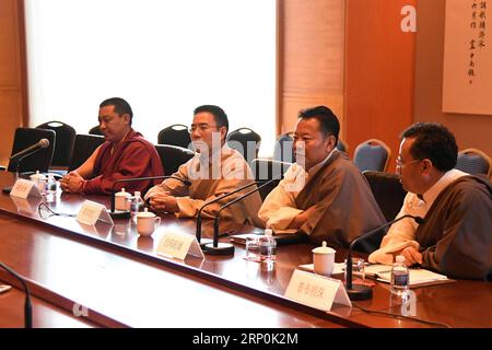 (180517) -- WASHINGTON, 17 maggio 2018 -- delegazione del Congresso nazionale del popolo (NPC) di legislatori della regione autonoma cinese del Tibet, guidata da Baima Wangdui (2a R), il deputato del Congresso del popolo della regione Autonoma del Tibet e membro del comitato permanente del partito regionale tibetano del Partito Comunista Cinese (CPC), riceve interviste dai media a Washington, negli Stati Uniti, l'11 maggio 2018. La delegazione ha concluso la sua visita di sei giorni negli Stati Uniti il 14 maggio. ) (yy) DELEGAZIONE U.S.-WASHINGTON-CINA-TIBETANA NPC-VISITA YangxChenglin PUBLICATIONxNOTxINxCHN Foto Stock