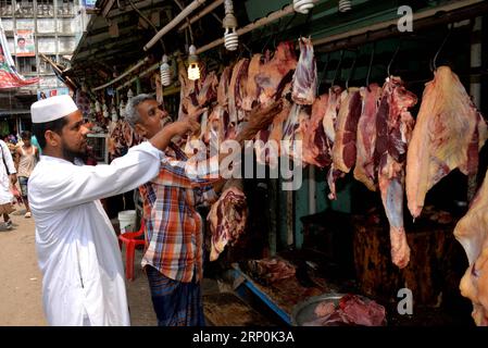 (180517) -- DACCA, 17 maggio 2018 -- la gente acquista cibo da un negozio sovvenzionato gestito dallo Stato prima del mese santo del Ramadan a Dacca, Bangladesh, il 17 maggio 2018. (hy) BANGLADESH-DACCA-MARKET-RAMADAN naim-ul-karim PUBLICATIONxNOTxINxCHN Foto Stock