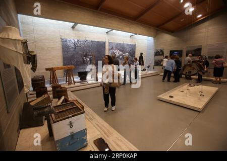 (180517) -- PELOPONNESO (GRECIA), 17 maggio 2018 -- PELOPONNESO, Grecia, 16 maggio 2018. Il museo tematico ha lo scopo di sensibilizzare l'ambiente sul lago di Stimphalia, un'importante zona umida del Mediterraneo). (hy) GRECIA-PELOPONNESO-NATURA-LAGO STYMPHALIA-MUSEO MariosxLolos PUBLICATIONxNOTxINxCHN Foto Stock